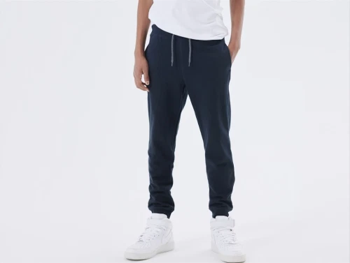 Dreng klædt i navy track pants fra Name It med justerbar talje og bindesnøre